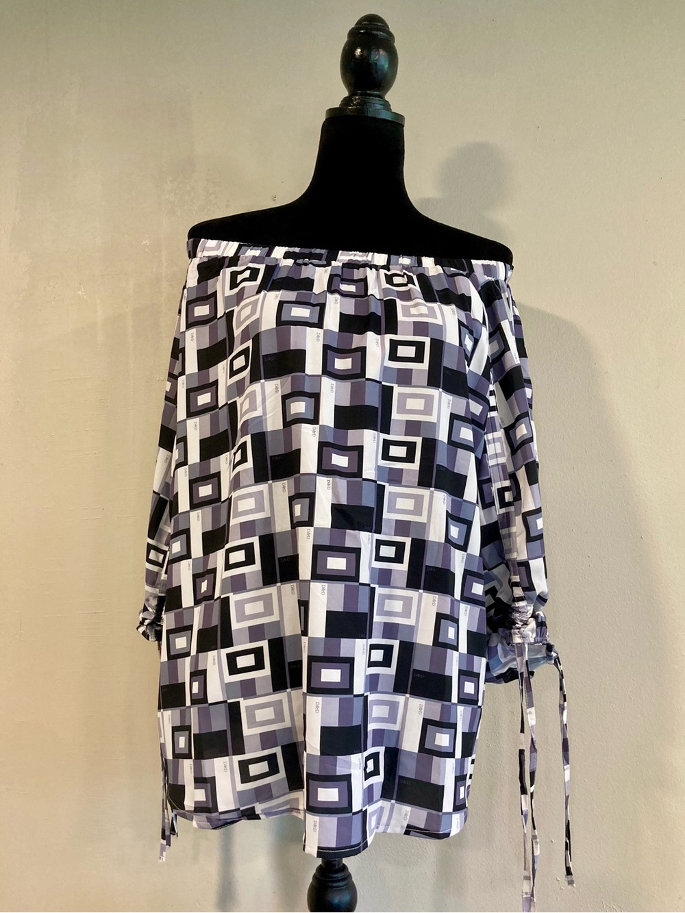 Davi & Dani Off-Shoulder Geometric Print Top Blouse in Black, White & Gray Med